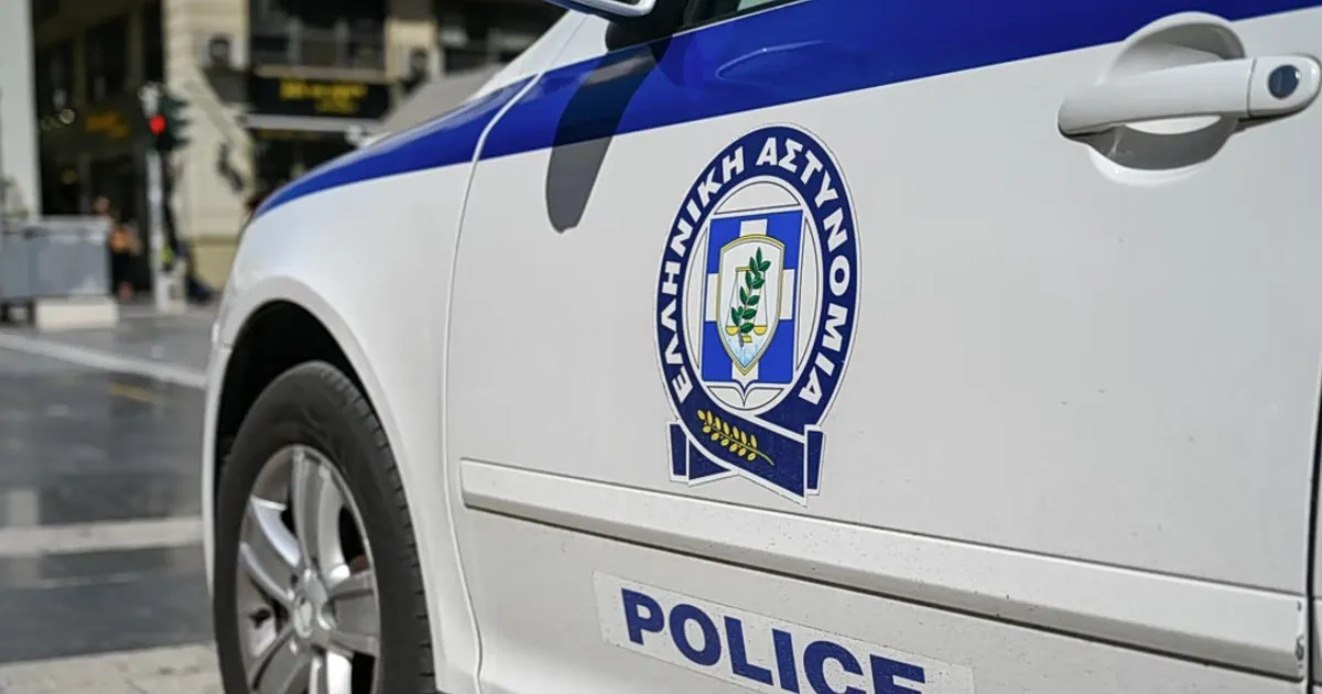 Αστυνομικοί κατάσχουν κλεμμένα καλύμματα φρεατίων σε επιχείρηση scrap