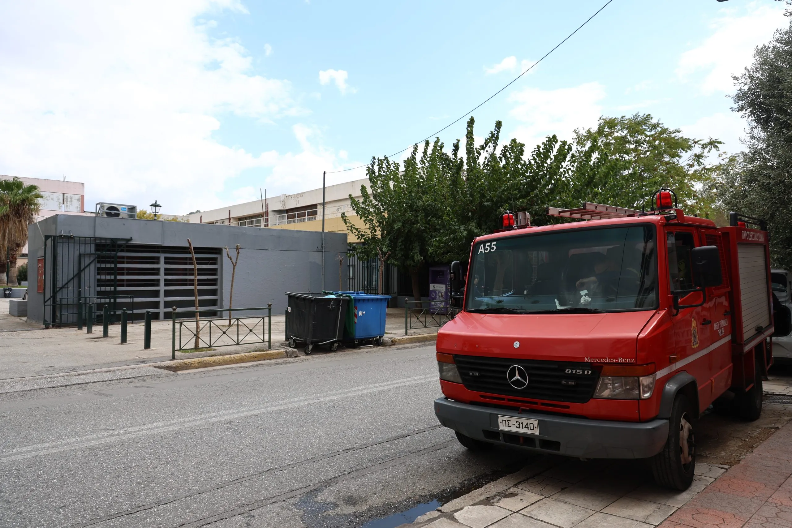 Σχολικό συγκρότημα Γκράβας με πυροσβέστες έξω από κτίριο