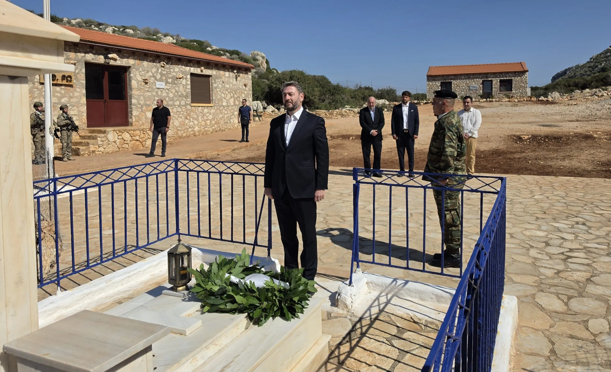 Ο Ανδρουλάκης καταθέτει στεφάνι στο μνημείο Κυράς της Ρω