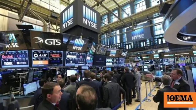 Οθόνη χρηματιστηρίου με δείκτες Wall Street σε πτώση