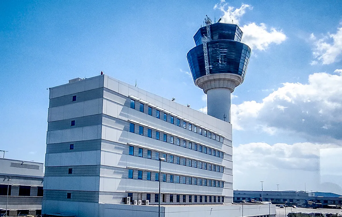 Αεροπλάνο σε αεροδρόμιο της Ελλάδας με επιβάτες