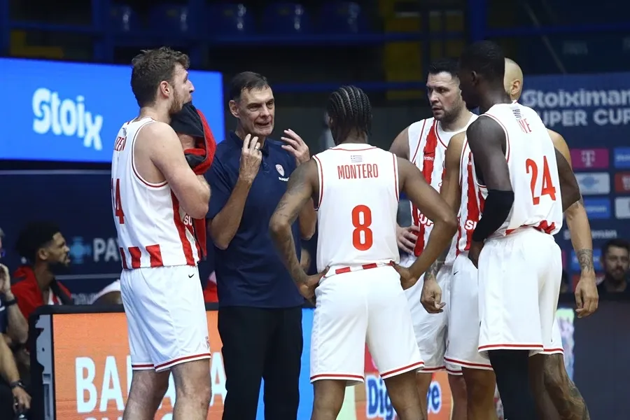 Παίκτες του Ολυμπιακού σε αγώνα Euroleague κόντρα στη Βίρτους