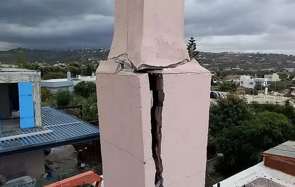 Κεραυνός σε νυχτερινό ουρανό πάνω από σπίτι