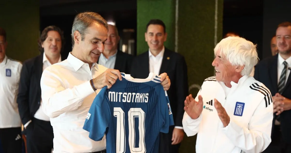Ο Μητσοτάκης στο ξενοδοχείο της Εθνικής με τη φανέλα