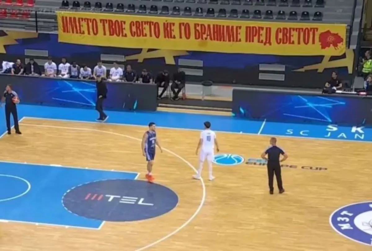 Πανό με χάρτη Μεγάλης Μακεδονίας σε αγώνα μπάσκετ Σκόπια