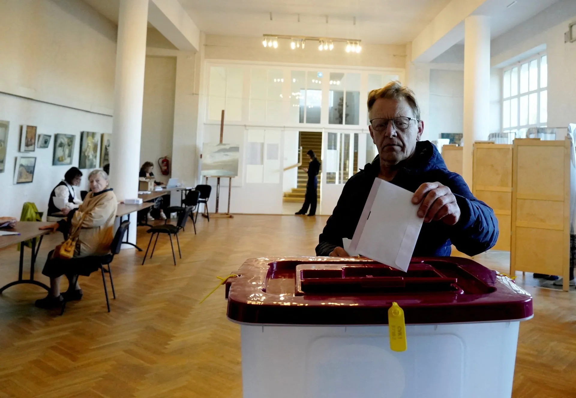 Κάλπες και σημαία στις εκλογές της Λετονίας