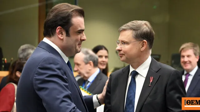 Πιερρακάκης και Ντομπρόβσκις στη συνεδρίαση του Eurogroup