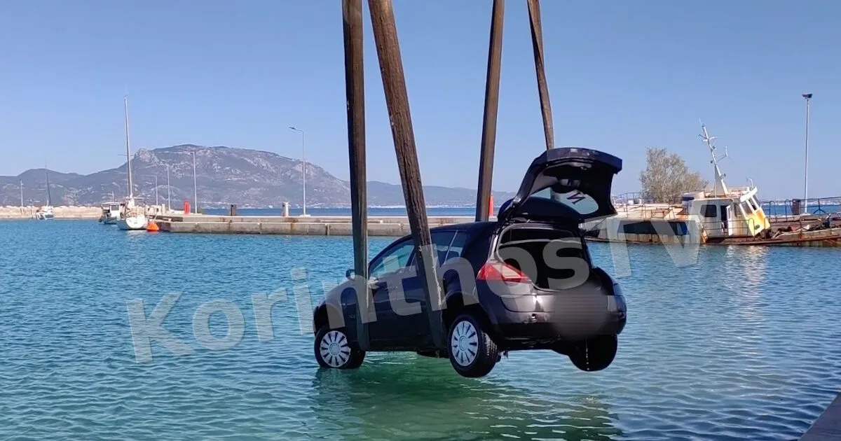 Αυτοκίνητο στη θάλασσα στο λιμάνι Βραχατίου