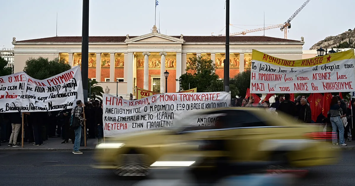 Διαδηλωτές σε αντιπολεμικό συλλαλητήριο στα Προπύλαια