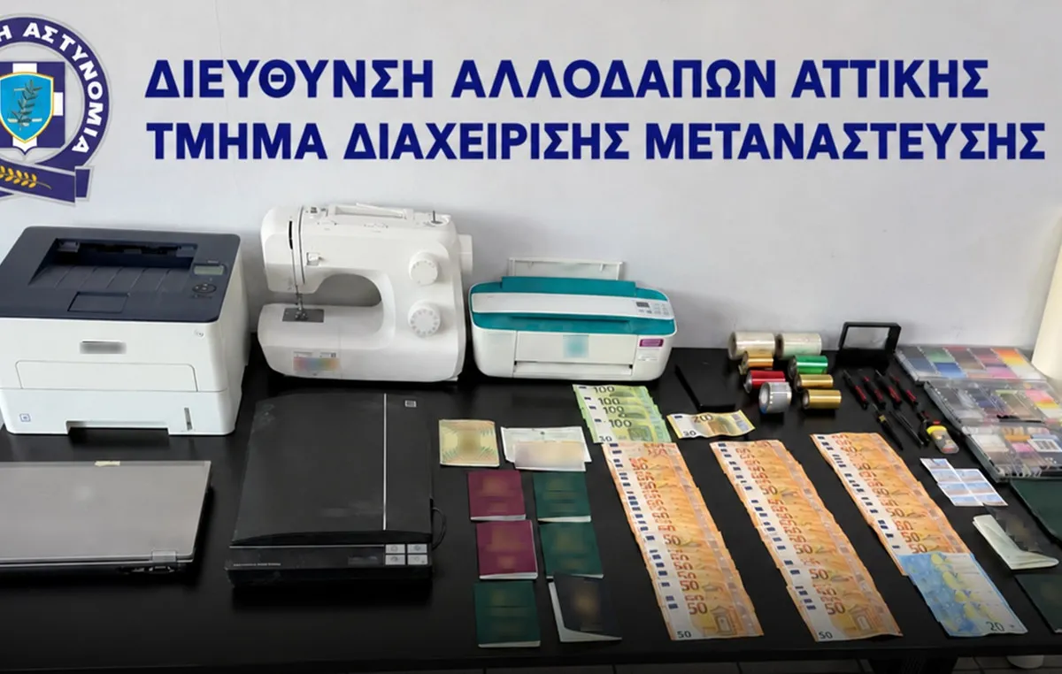 Πλαστά διαβατήρια και σφραγίδες σε εργαστήριο στο Αιγάλεω