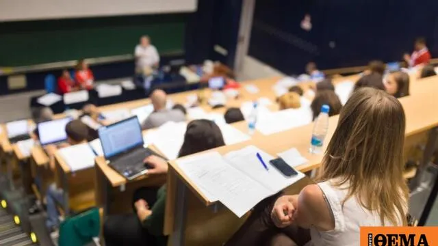 Φοιτητές σε πανεπιστήμιο καταθέτουν αίτηση μετεγγραφής