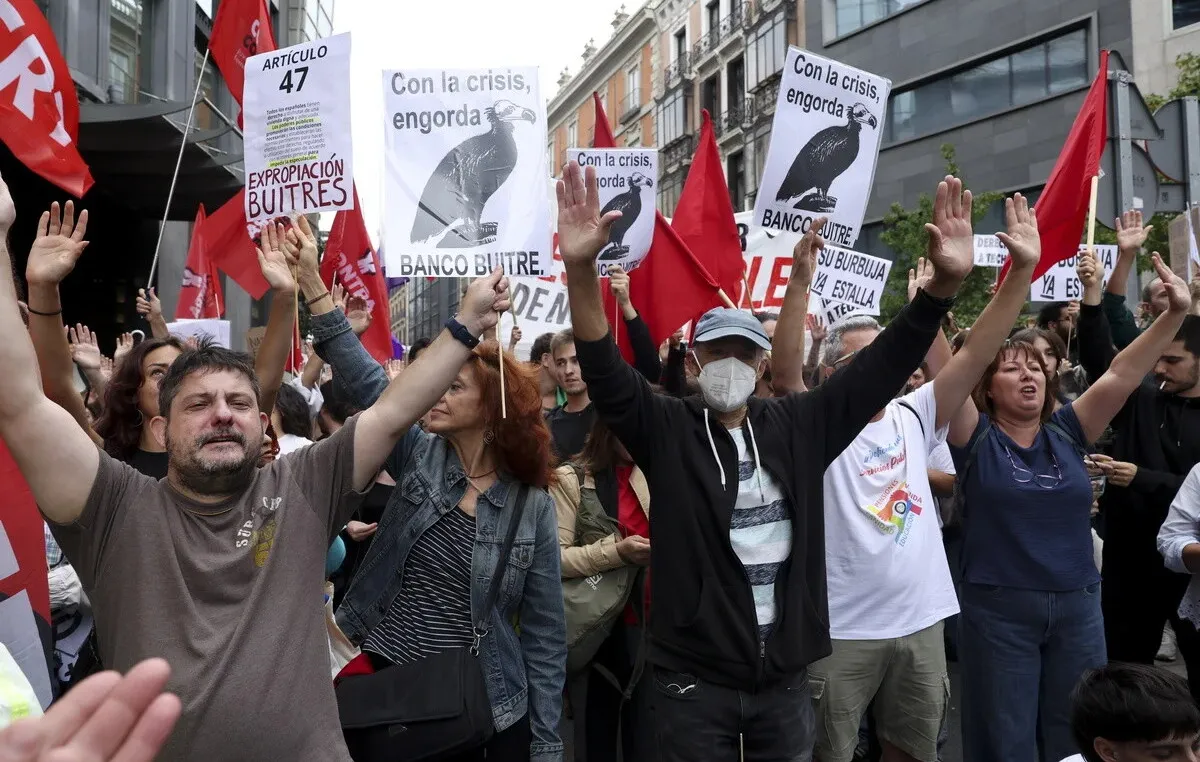 Διαδηλωτές με πανό στους δρόμους της Μαδρίτης