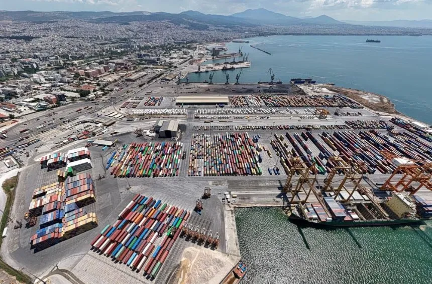 Πυροσβέστες σε επιχείρηση απεγκλωβισμού στο λιμάνι Θεσσαλονίκης