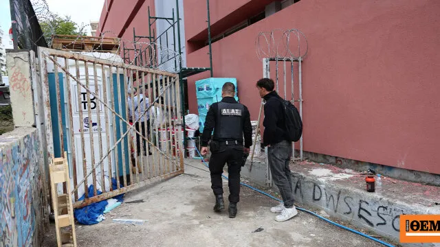 Πυροσβέστες έξω από σχολικό συγκρότημα Γκράβας