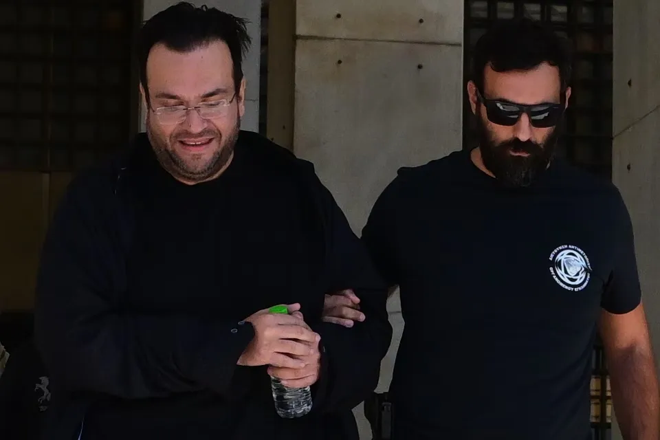 Φίλιππος Καμπούρης χειροπέδες ΓΑΔΑ μεταφορά Ευελπίδων απάτη ΕΦΚΑ