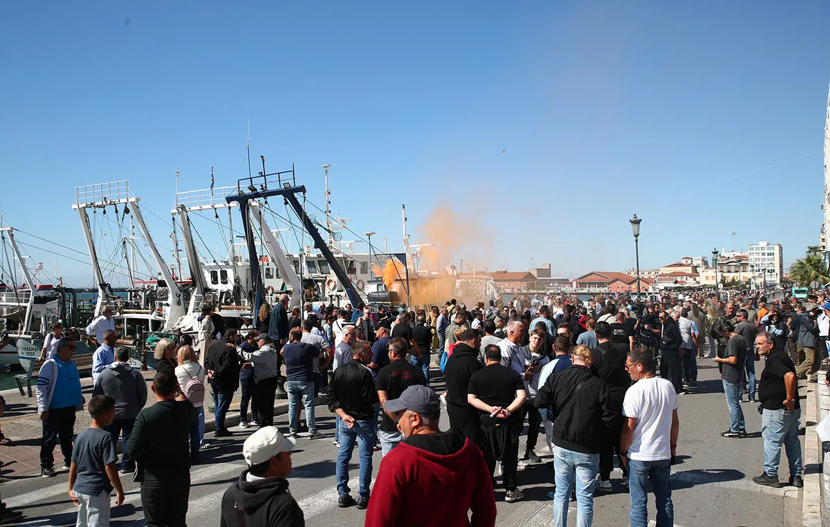 Αλιευτικά σκάφη δεμένα σε λιμάνι της Ελλάδας