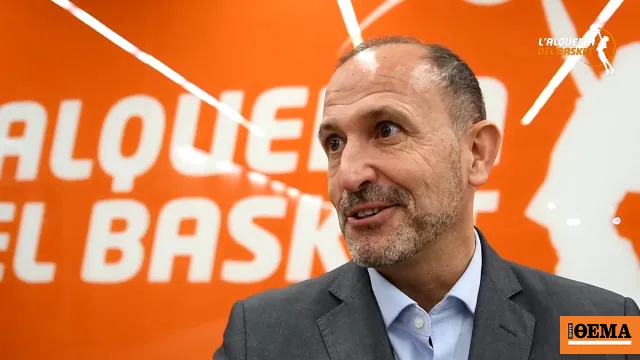 Παίκτες μπάσκετ σε αγώνα EuroLeague στο παρκέ