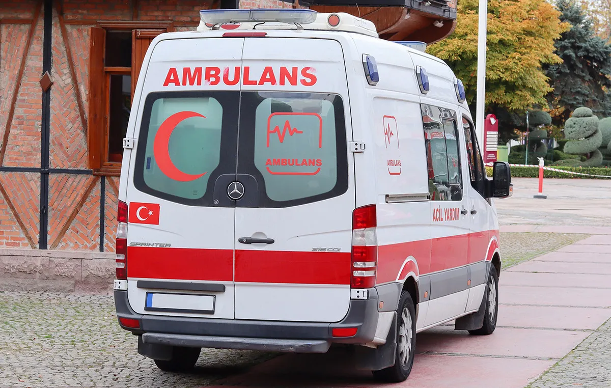 Ασθενοφόρα έξω από σχολείο στην Κωνσταντινούπολη μετά από επίθεση με μαχαίρι