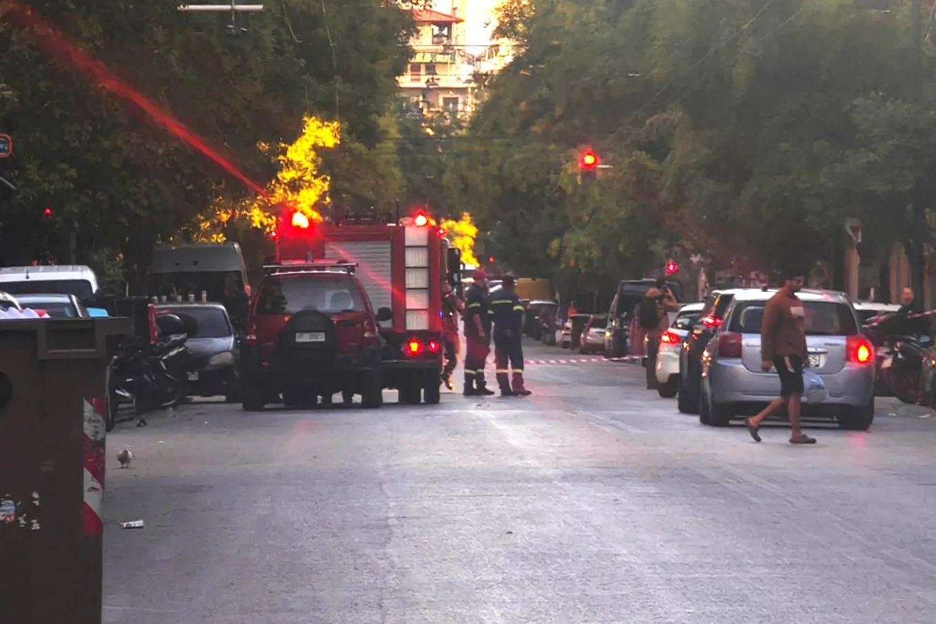 Αστυνομικοί στο σημείο της επίθεσης με χειροβομβίδα στην Αχαρνών