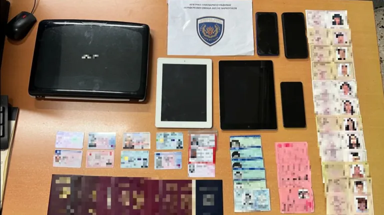 Πλαστά διαβατήρια και σφραγίδες σε εργαστήριο στο Αιγάλεω