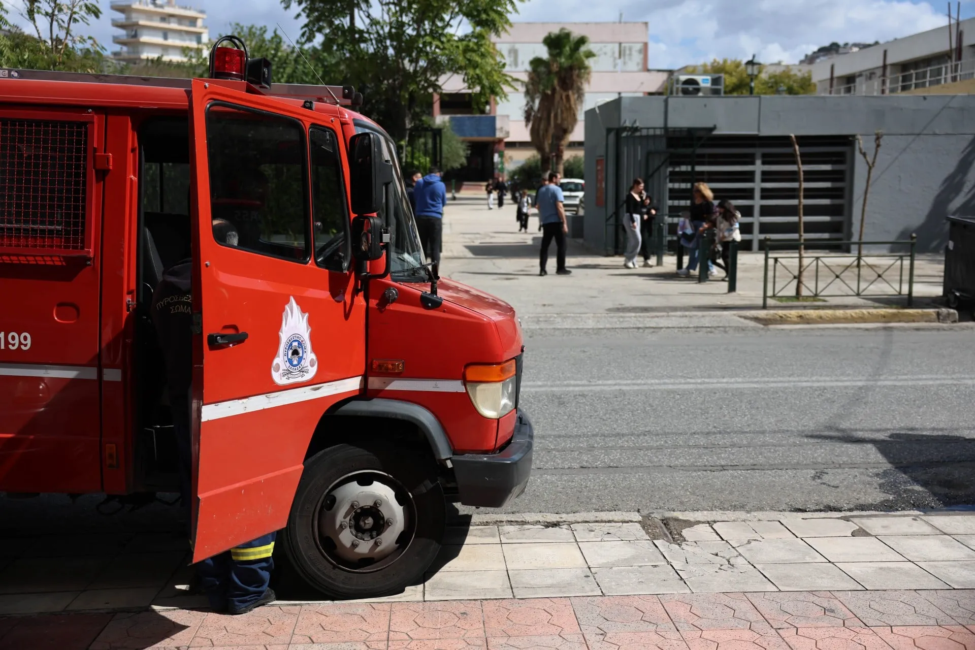 Σχολικό συγκρότημα Γκράβας με πυροσβέστες έξω από κτίριο