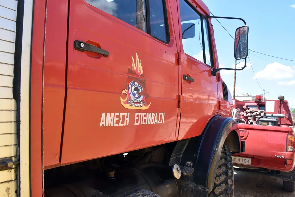Πυροσβέστες σε επιχείρηση κατάσβεσης φωτιάς σε διαμέρισμα