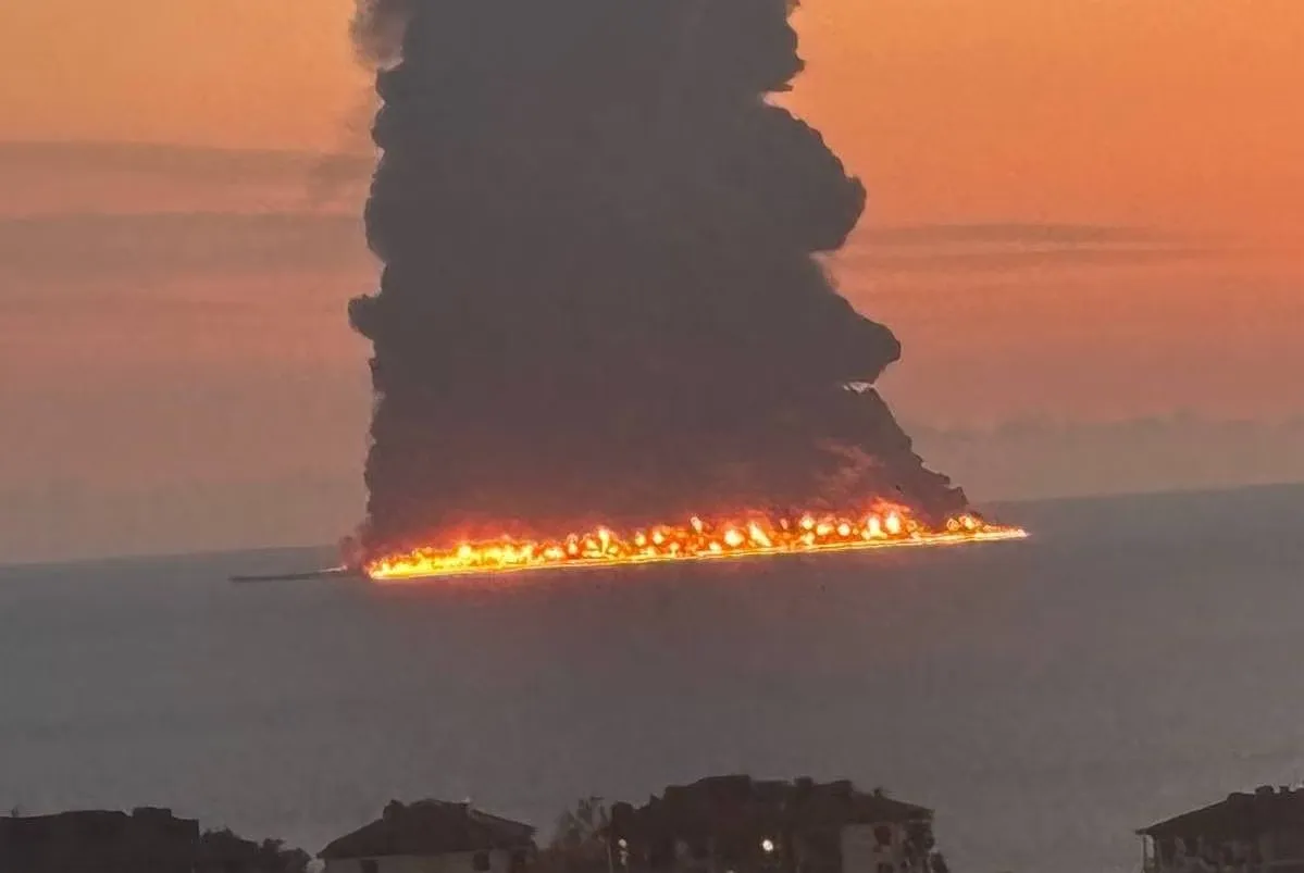 Φλεγόμενο δεξαμενόπλοιο στη θάλασσα κοντά στο Σότσι