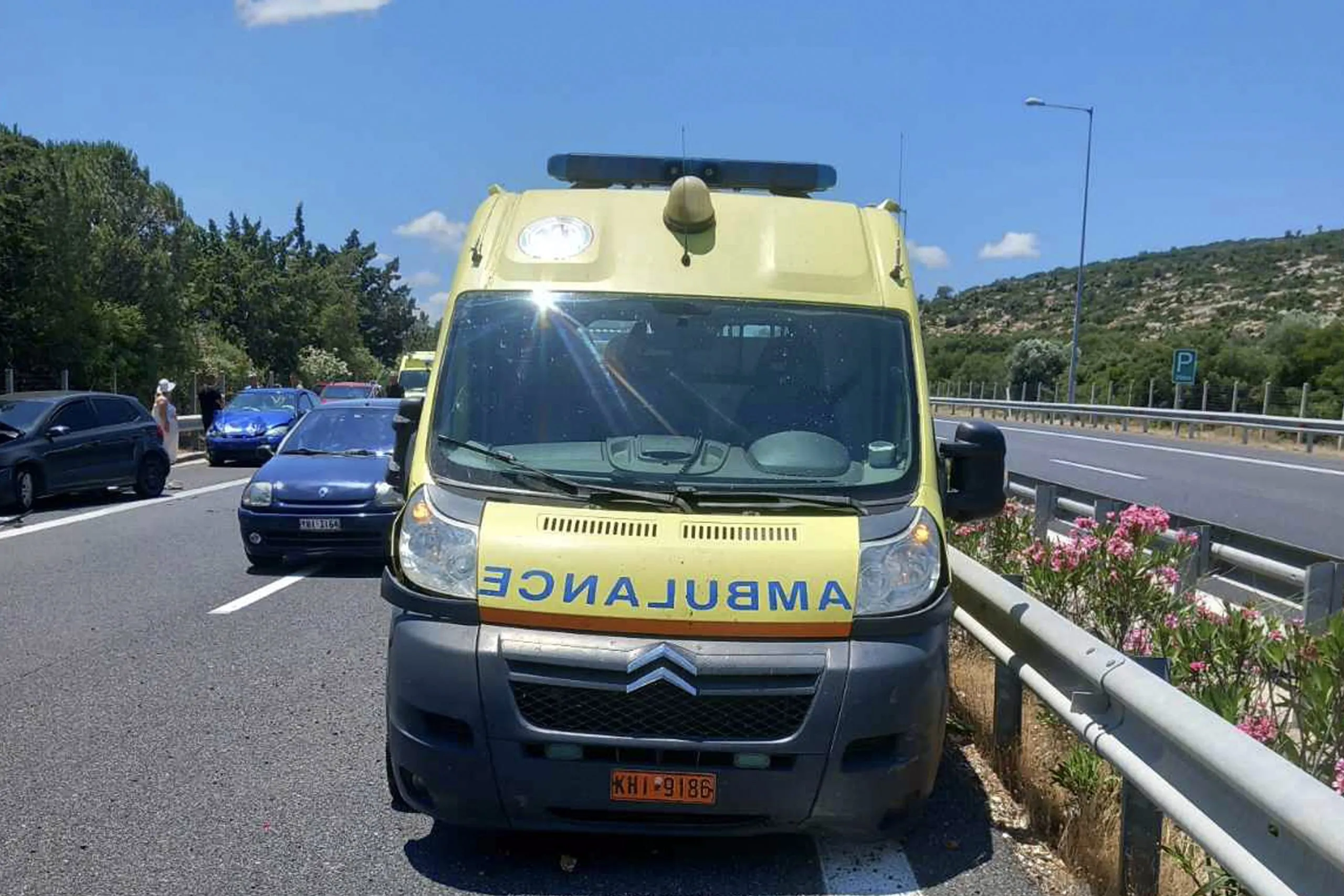 Ασθενοφόρο ΕΚΑΒ σε σημείο τροχαίου δυστυχήματος στα Χανιά