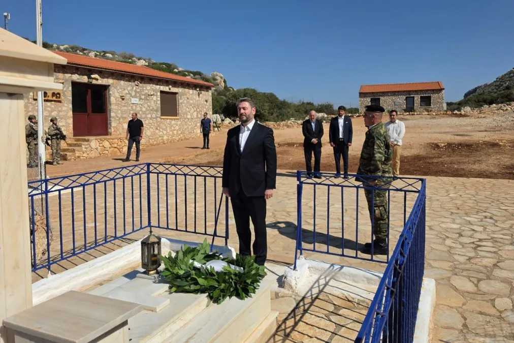 Ο Ανδρουλάκης καταθέτει στεφάνι στο μνημείο Κυράς της Ρω