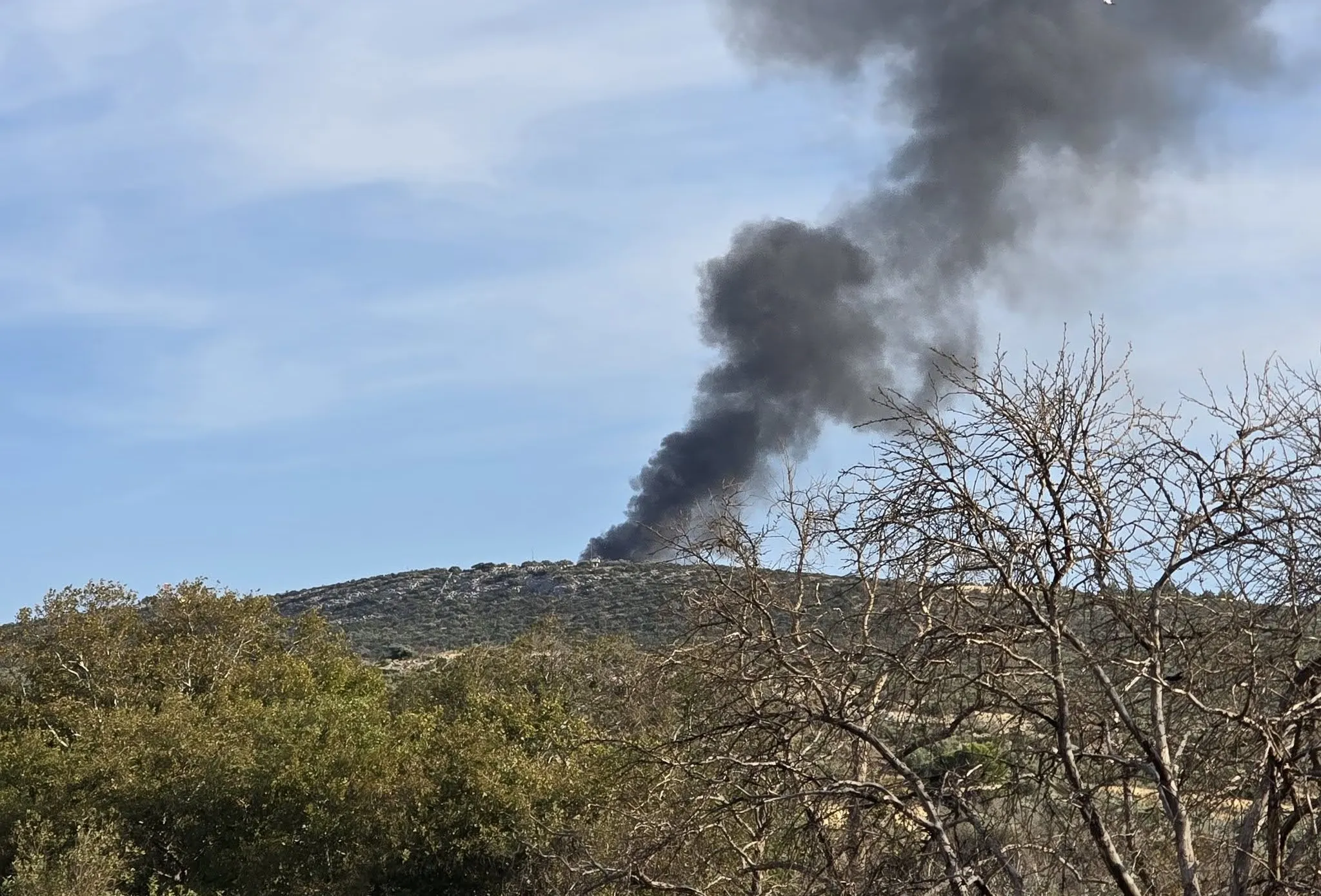 Πυκνός καπνός από φωτιά σε αποθήκες Πολεμικού Ναυτικού Μαραθώνας