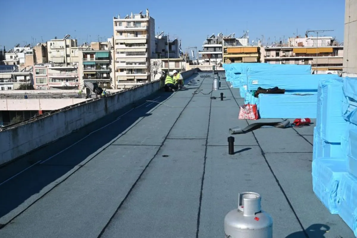 Πυροσβέστες έξω από σχολικό συγκρότημα στην Γκράβα
