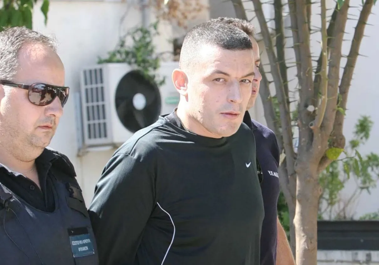 Ο Αλκέτ Ριζάι διαφεύγει μετά το ένοπλο επεισόδιο στην Ανάβυσσο