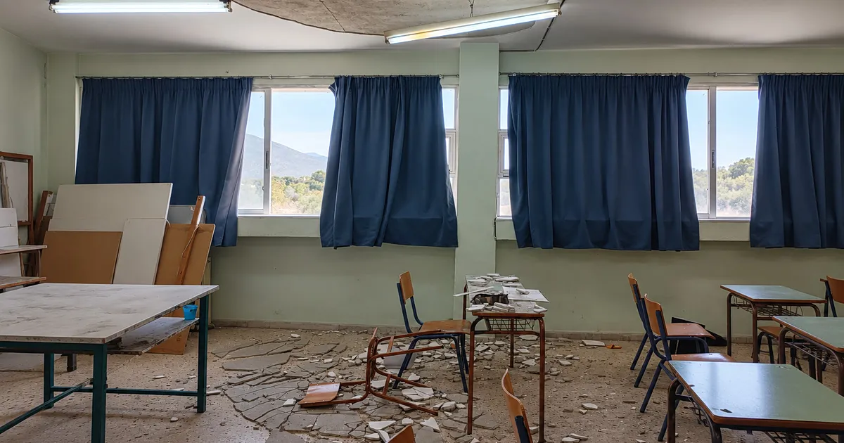 Σχολική τάξη με ζημιά στην οροφή από πτώση σοβά