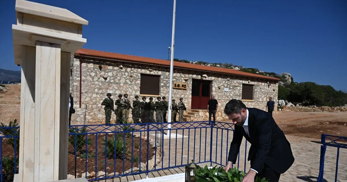 Ο Ανδρουλάκης καταθέτει στεφάνι στο μνημείο Κυράς της Ρω