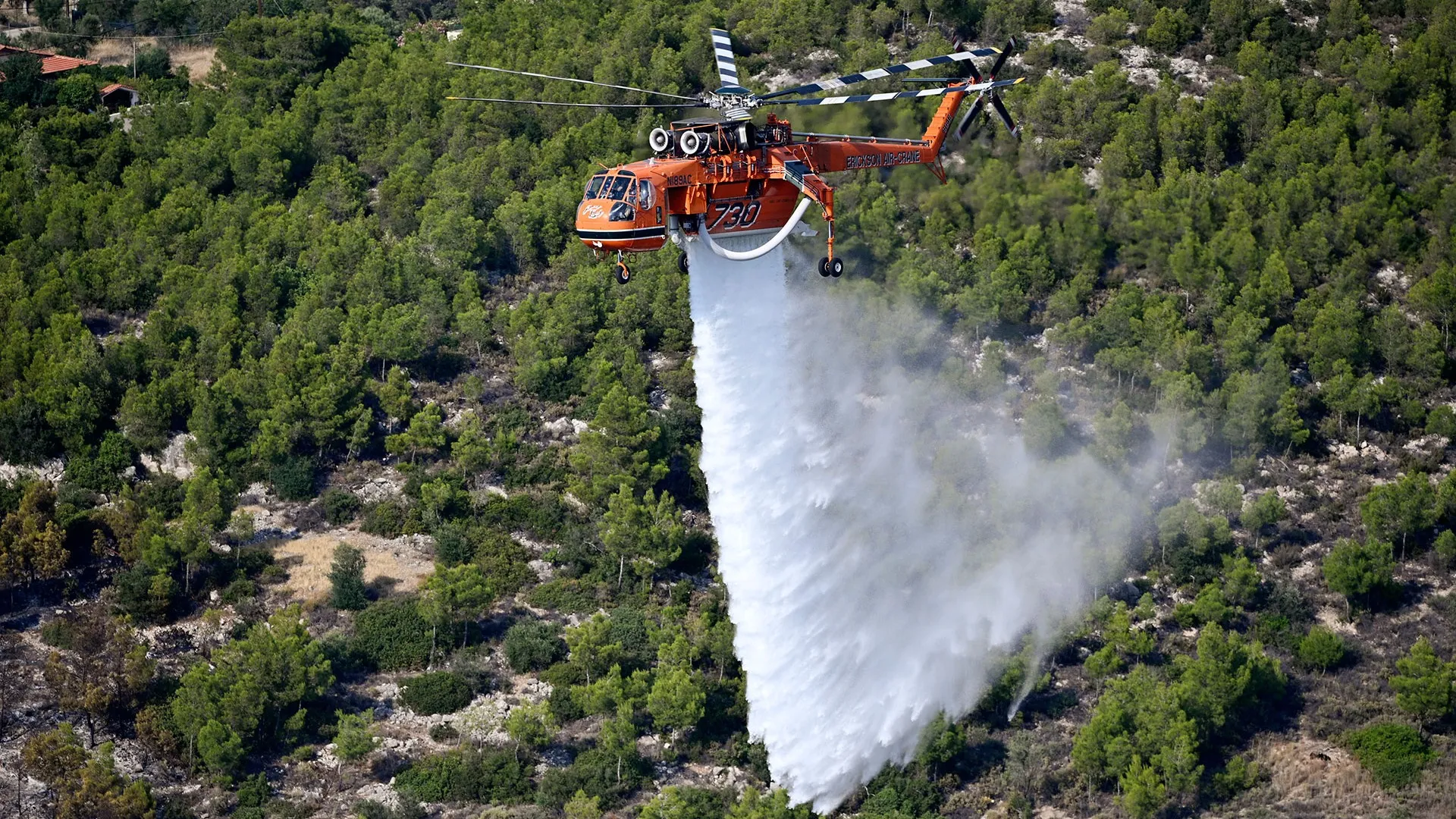 Πυροσβεστικό αεροσκάφος ρίχνει νερό σε δασική φωτιά