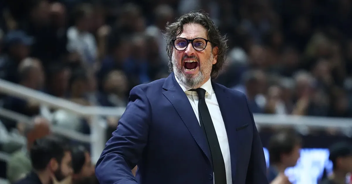 Ο Τρινκιέρι δίνει οδηγίες στον πάγκο του ΠΑΟΚ