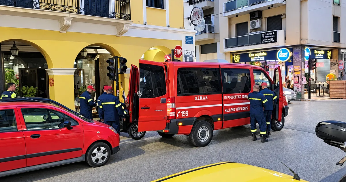 Πυροσβέστες της ΕΜΑΚ στο σημείο διαρροής αζώτου στην Πάτρα