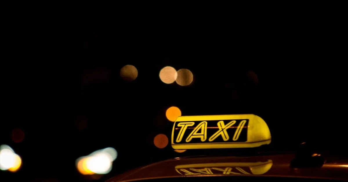 Ταξί σταματημένο σε δρόμο τη νύχτα στη Νέα Ιωνία