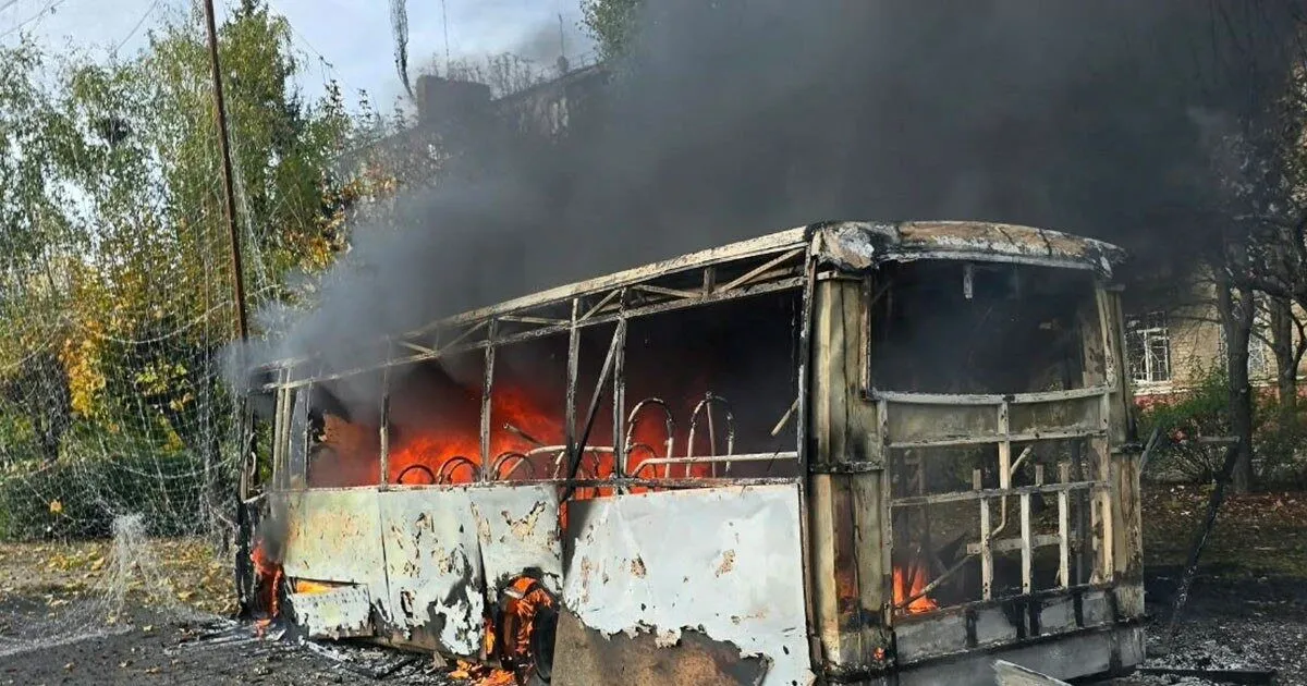 Συντρίμμια από ρωσική επίθεση σε λεωφορεία στο Κραματόρσκ
