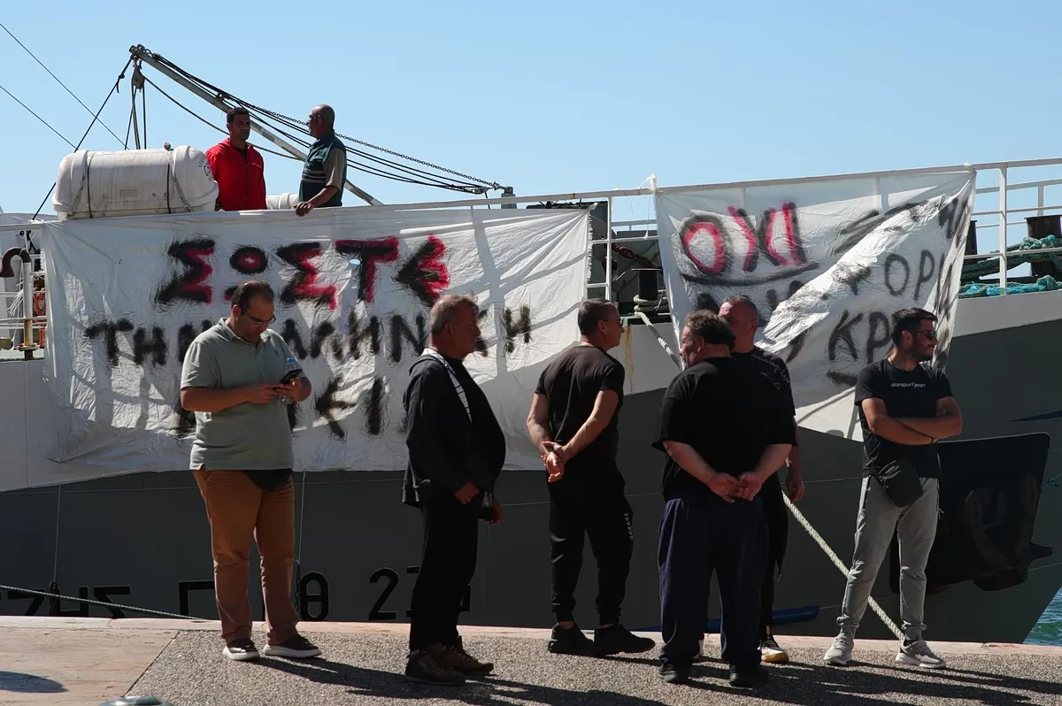 Αλιείς σε σκάφος σε ελληνικό λιμάνι