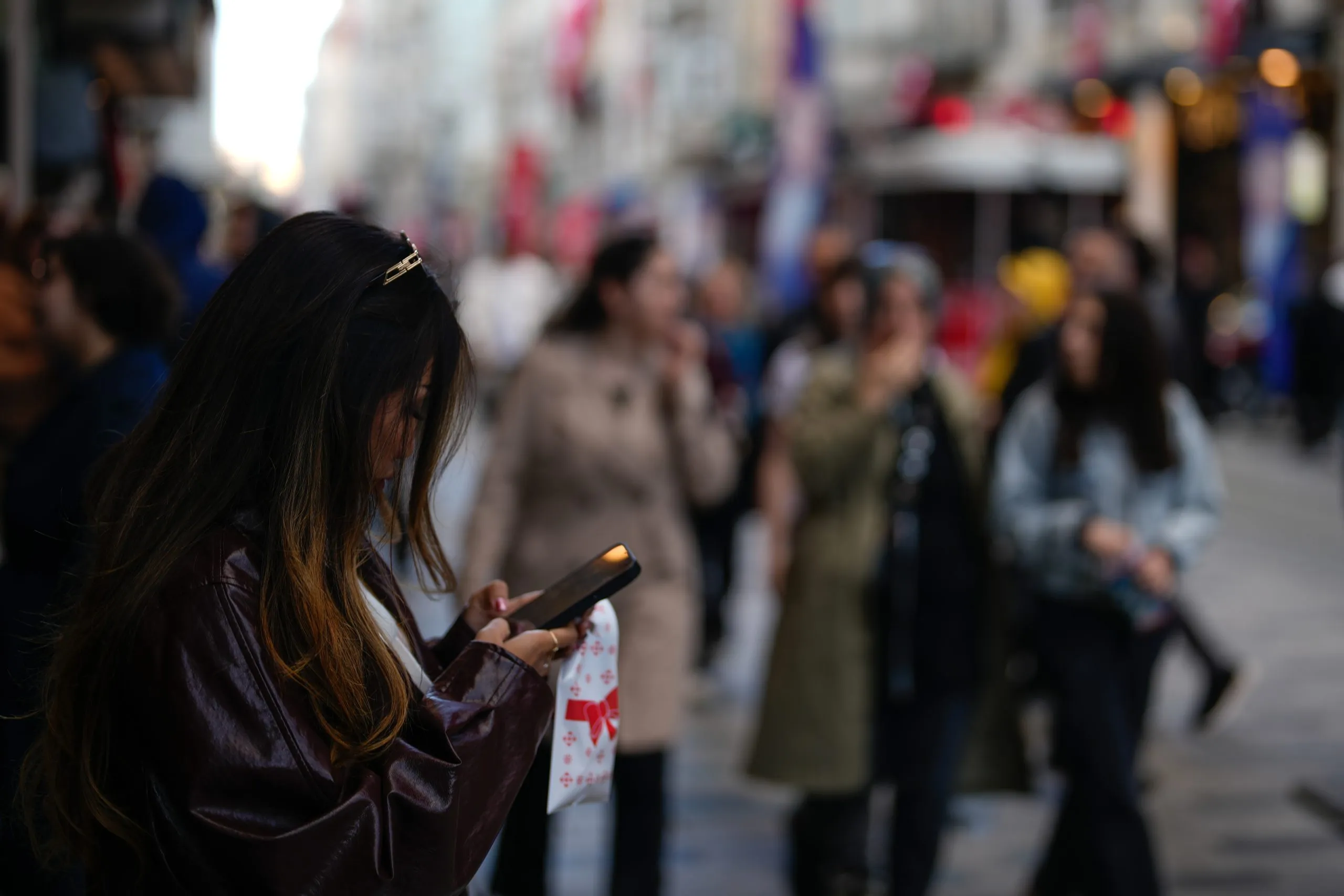 Παιδί με κινητό τηλέφωνο και social media